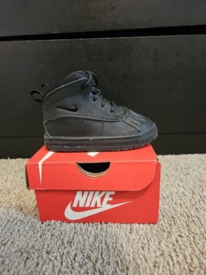 Botas altas para niños pequeños Nike Woodside 2 negras, talla 7C Foto 1 de 4