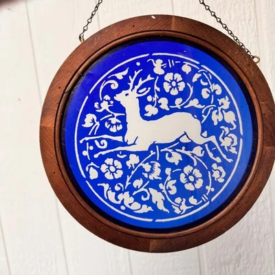 De Colección Redondo 12" Marco de Madera Colgante Ciervo Floral Vidrio Arte Atrapasol Azul Blanco Foto 1 de 4