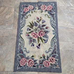 Tappeto lana vintage 1964 iniziale gancio a mano bouquet floreale blu 2' x 3 1/2' - Foto 1 di 15