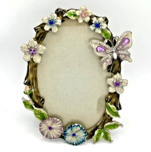 Marco de fotos de metal ovalado de mariposas y flores esmaltadas con diamantes de imitación y esmalte, foto de 4x6" - Imagen 1 de 7
