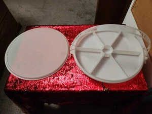 Vintage Tupperware Divided Serving Tray, Pie Keeper, Handle 624-13, tray 405-9. - Picture 1 of 3
