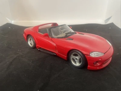 Coche fundido a presión Burago Dodge Viper RT 10 rojo escala 1:18 hecho en Italia Foto 1 de 4