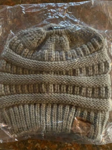 WOMENS HAT CAP KNIT LIGHT GREEN TOSSLE WINTER WEAR - Picture 1 of 4