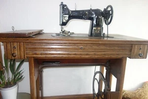 alte Nähmaschine Pfaff mit Tisch nur Abholung - Bild 1 von 4