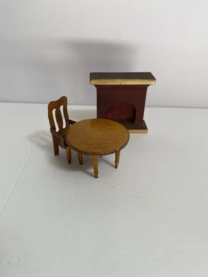 Mesa de comedor, chimenea y silla miniatura vintage para casa de muñecas Foto 1 de 4