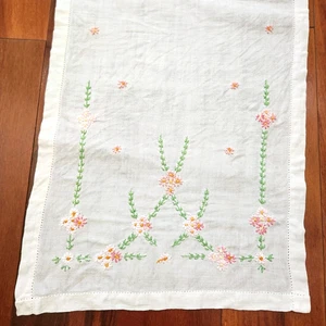 Vintage Embroidered Pink Daisy Flowers Green Vine Linen Table Runner Cottagecore - Picture 1 of 4