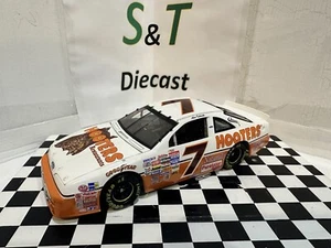 Alan Kulwicki #7 1/24 1992 1993 Hooters Ford Thunderbird Action Historical Serie - Picture 1 of 6