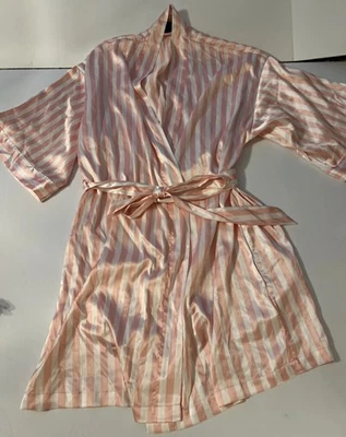 Bata Victoria Secrets Icónica Rosa Satinado Rayas Talla M/L Foto 1 de 4