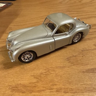 Coche diecast vintage Burago - 1:24 Jaguar XK120 cupé (1948) Foto 1 de 4