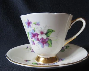 Antigua taza de té Royal Bone China flores púrpuras y adornos dorados Inglaterra - Imagen 1 de 12