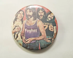 Foto FOGHAT Nightshift Pinback RARA 1976 Grande 2,5" Vintage Botón de Insignia - Imagen 1 de 2