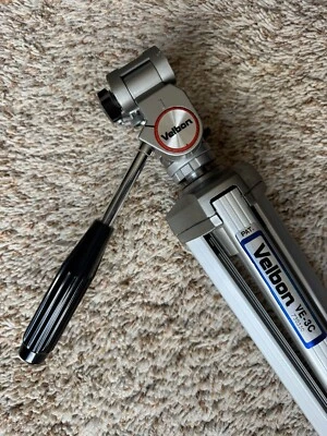 VELBON ALUMINUM PROFESSIONAL TRI-POD (22-60 IN) MODEL VE-3C - Image 1 of 4