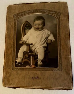 Antica fotografia d'epoca bambino in sedia con giocattolo colorato a mano - Foto 1 di 11