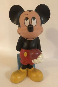 Vintage 8 Zoll Mickey Mouse Schuljunge Disney Gummi Quietschspielzeug Apfel Bücher - Bild 1 von 7