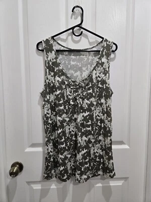 Caslon Womens **L** army green sleeveless top; floral/camo print - Изображение 1 из 4