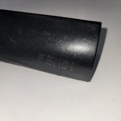 Estuche para gafas de sol Fendi Twist negras rígidas rectangulares para mujer Foto 1 de 4