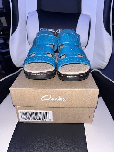 Sandali Clarks collezione donna in pelle con taglio Lexi Qwin $69