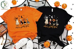 Halloween Party Unisex Tshirt, Spooky Season Shirt, Treat or Trick, 4 Gans - Bild 1 von 6