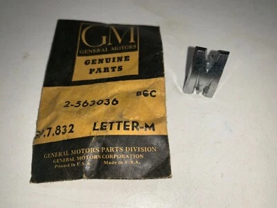 Oldsmobile 1953 parachoques delantero letra "M" emblema nos GM 563036 Foto 1 de 4