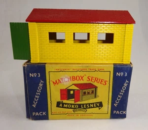 Matchbox Accessory Pack A3 Garage gelb/rot/grün top in "B" Box - Picture 1 of 9