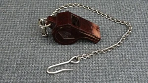 (B27) Silbato de plástico "The Blaster" años 70 hecho en EE. UU. con cadena original de 12" - Imagen 1 de 8