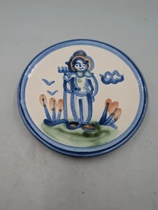 Cerámica artística vintage Mary Hadley pintada a mano granjero con rastrillo placa de 6 pulgadas firmada - Imagen 1 de 5