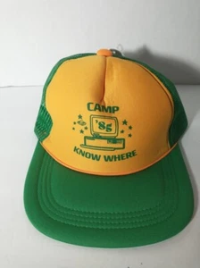 Stranger Things Dustin Trucker Mütze Cap Camp Know Where ’85 Retro Computer Neu mit Etikett - Bild 1 von 3