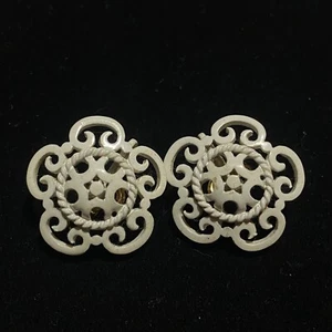 Vintage Crown Trifari White Enamel Floral Scroll Filigree Clip On Earrings - Picture 1 of 4