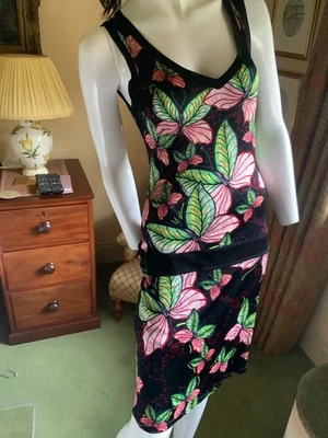 Vestido Custo Barcelona en un 4 con estampado floral negro Foto 1 de 4