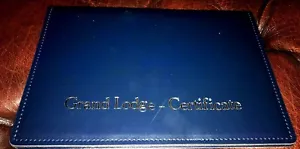 SOPORTE DE CERTIFICADO GRAN MASÓNICO AZUL A3 - cosido pu - Imagen 1 de 4