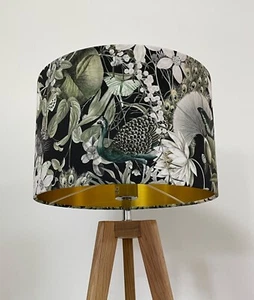 Pantalla de tambor dorada cepillada botánica de terciopelo negro pavo real - Imagen 1 de 19