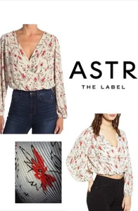 Top con sobrepelliz de manga larga plisado ASTR the Label - marfil/coral - talla mediana - Imagen 1 de 8