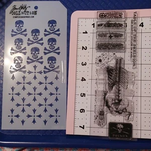 Estampillas Tim Holtz Halloween Etiqueta Pirata Examen Estampilla Esqueleto Veneno - Imagen 1 de 6
