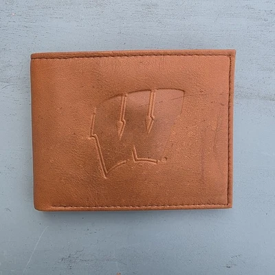 Cartera plegable de cuero genuino Wisconsin Badgers con logotipo en relieve accesorios para hombre Foto 1 de 4