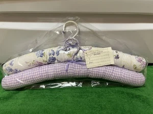 Laura Ashley 2er-Pack gepolsterte Kleiderbügel Polly-Druck und Lavendel Gingham 17 Zoll neu - Bild 1 von 3