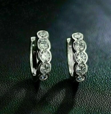 2.20 CT Rundschliff Künstlicher Diamant Huggie Creolen 14k Weiß Vergoldet - Bild 1 von 4