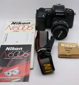 Nikon N6006 (F-601) analoge Spiegelreflexkamera 35 mm Kit – 35–70 mm Objektiv, Tasche, Filter - Bild 1 von 24