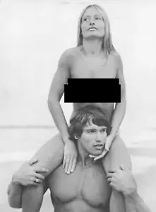 Arnold Schwarzenegger con modelo desnudo en página de hombros de hierro bombeado - Imagen 1 de 1