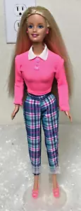 Barbie P 1998 Mattel Twist N Turn cabello rubio ojos azules rodillas doblado pendiente rosa - Imagen 1 de 5