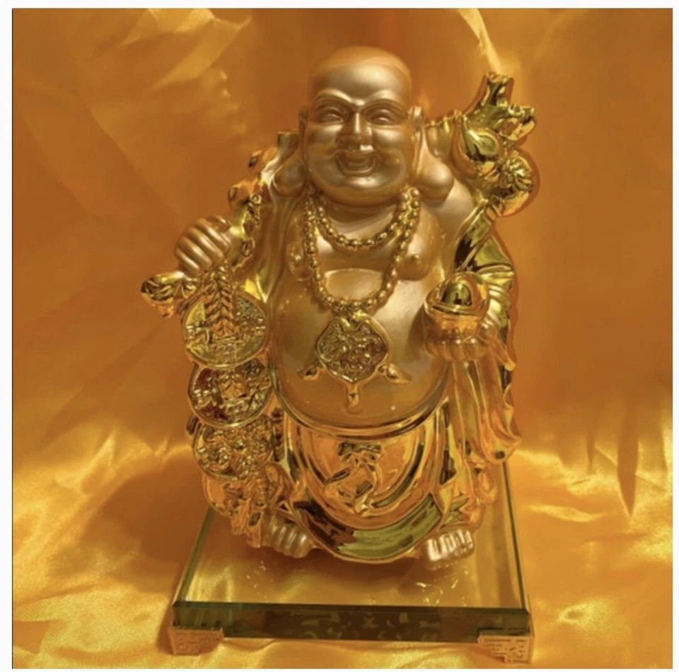Riqueza china dinero risa feliz oro Buda llevando monedas estatua soporte de vidrio Foto 1 de 1