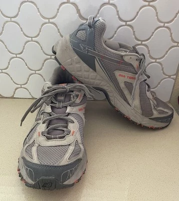 Tênis New Balance 411 V2 All-Terrain Trail cinza feminino tamanho EUA 11 - Imagem 1 de 4