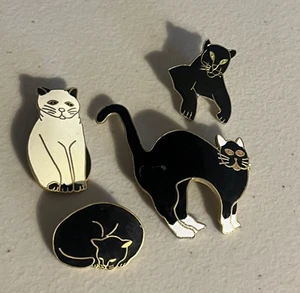 Vintage Konvolut 4 Katzen Broschen Anstecknadel Modeschmuck Cloisonné emailliert schwarz weiß - Bild 1 von 7