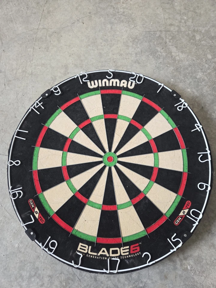 Winmau Blade 6 Dartscheibe Mit Surround Ring. Inkl. Pfeile - Bild 1 von 4