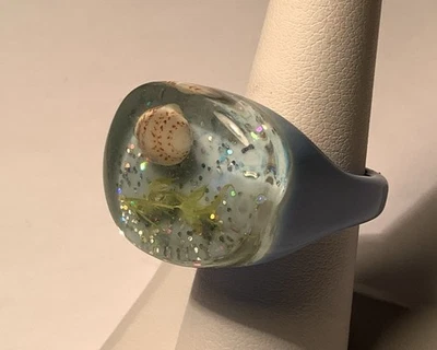 Anel azul bebê Lucite com cena oceânica na parte superior tamanho 6.5 (2410) - Imagem 1 de 4