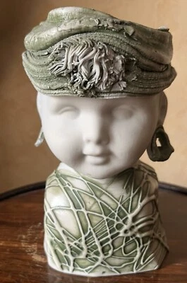 Buste jeune fille des îles à la coiffe verte - Philippe Léger - Biscuit H. 18 cm - Photo 1/4