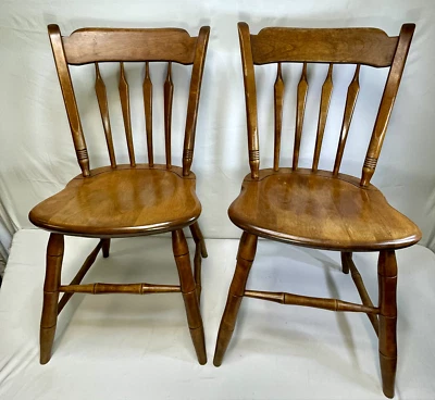 Par de sillas de comedor Ethan Allen con respaldo de husillo y arce - diseño clásico Windsor Foto 1 de 4