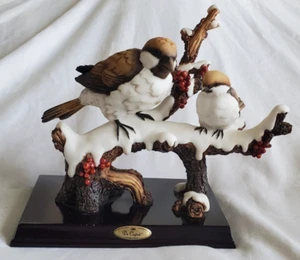 Estatuilla de pájaro colección De Capoli escultura en rama nevada con bayas rojas de colección - Imagen 1 de 14
