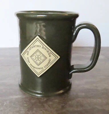Пивная кружка Stoneware 4-я пехотная дивизия — Stay Ironhorse Strong! Зеленый охотник - Изображение 1 из 4