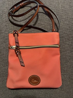 Bolso Bandolera Dooney & Bourke Nylon Doble Cremallera Cartera Coral Naranja Nuevo sin Etiquetas Foto 1 de 4