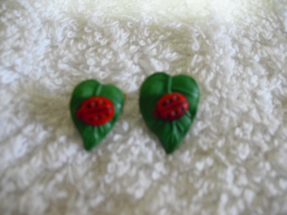 Knöpfe 13/18mm Marienkäfer auf einem Blatt (6/8Stück) Restposten!!! - Bild 1 von 1